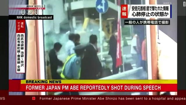 Video trên đài NHK cho thấy khoảnh khắc ông Abe Shinzo ngã gục ở Nara ngày 8.7. Ảnh chụp màn hình