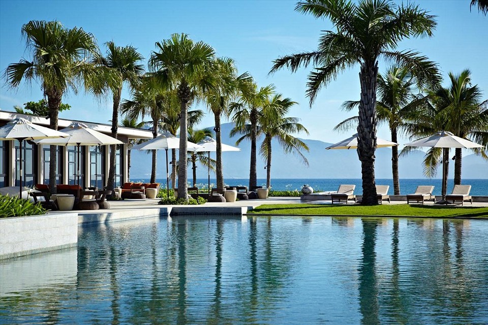 Bể bơi ở Hyatt Danang Regency Resort and Spa nằm cách bờ biển chỉ vài bước chân, thiết kế mang âm hưởng các resort phóng khoáng ở Miami. Các ghế dài được đặt bao quanh bể, giúp du khách thư giãn, nghỉ ngơi và tắm nắng.