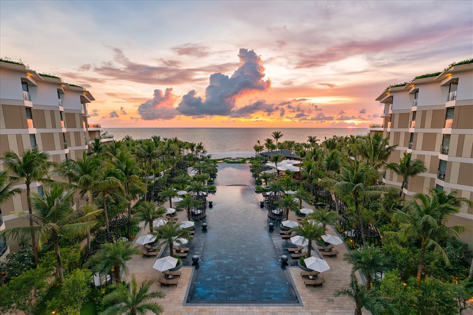 Bể bơi của InterContinental Phu Quoc Long Beach Resort nằm giữa những ngọn đồi, vườn cây xanh mướt với tầm nhìn ra biển. Khu nghỉ có bốn bể bơi, trong đó có bể dành cho gia đình và khách thượng lưu.