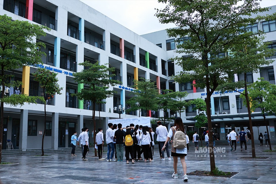 Ngày 8.7, tại điểm Trường THCS Yên Hoà, (Cầu Giấy, Hà Nội), các bậc phụ huynh cũng chủ động đưa con đến trường từ sáng sớm.