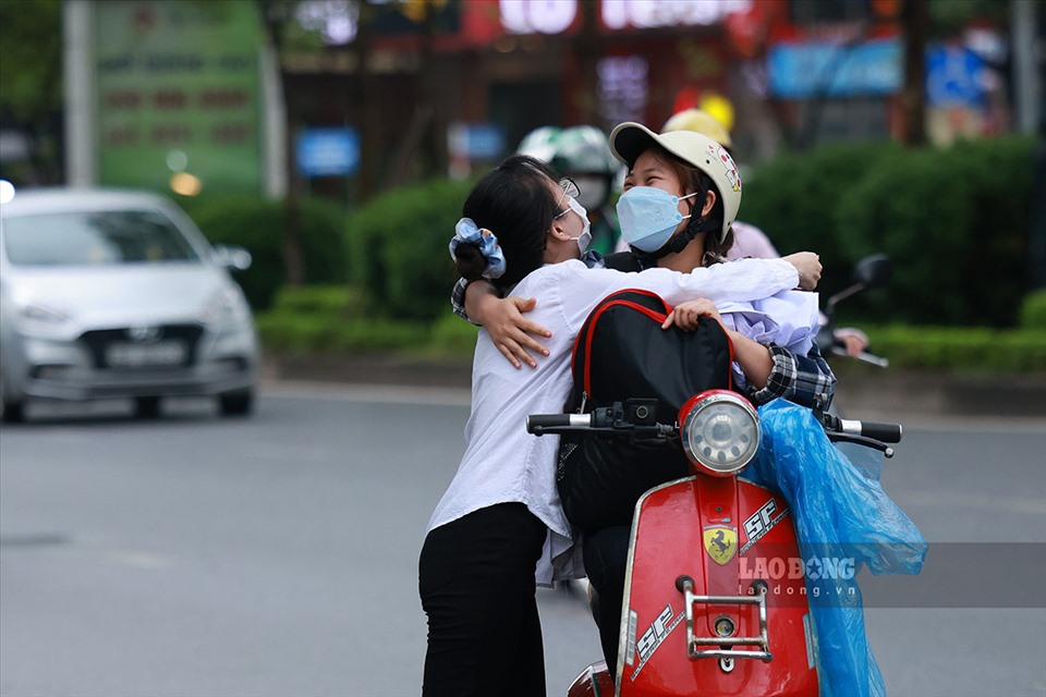 Hơn 1 triệu thí sinh cả nước bước vào kỳ thi THPT Quốc gia 2022 từ ngày 7.7, các bậc phụ huynh đều chủ động đưa con đến trường từ sớm để hoàn tất các thủ tục, bước vào thi cử.