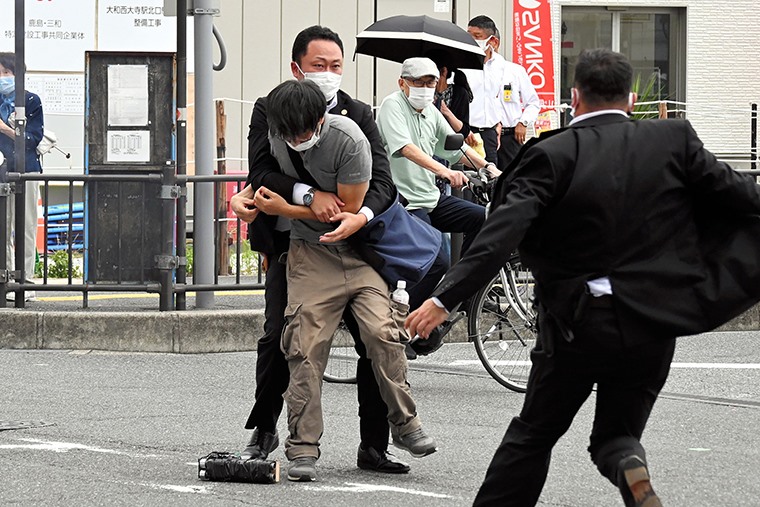 Nghi phạm vụ bắn ông Abe Shinzo ngày 8.7 đang bị lực lượng chức năng khống chế. Ảnh chụp màn hình