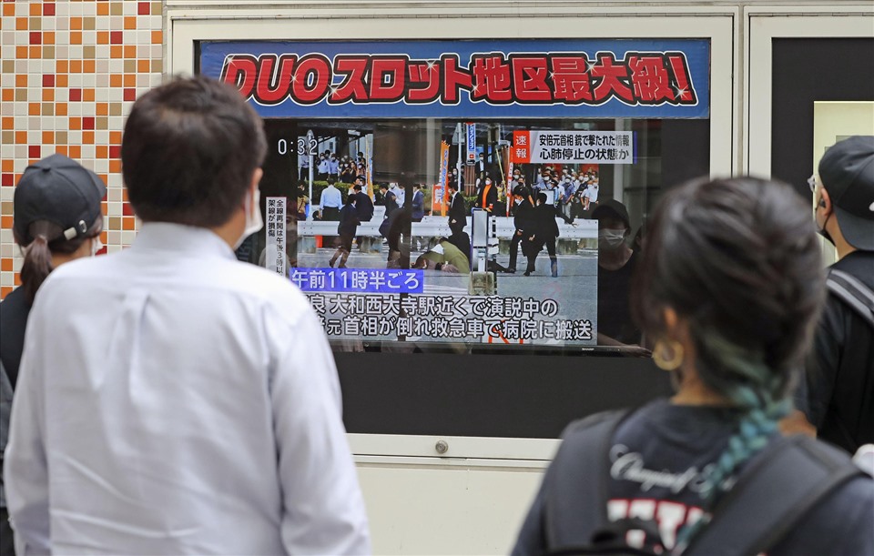 Màn hình TV tại khu Yurakucho, Tokyo ngày 8.7 chiếu thông tin cựu Thủ tướng Nhật Bản Abe Shinzo bị bắn. Ảnh chụp màn hình