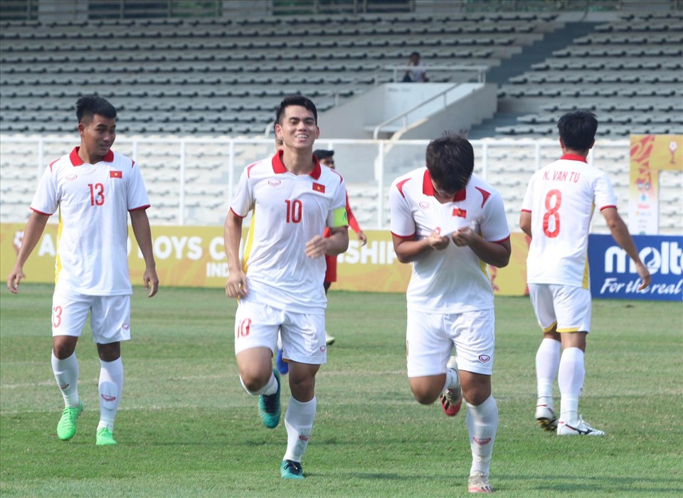 Khuất Văn Khang (số 10) ghi bàn nhân đôi cách biệt cho U19 Việt Nam. Ảnh: H.A