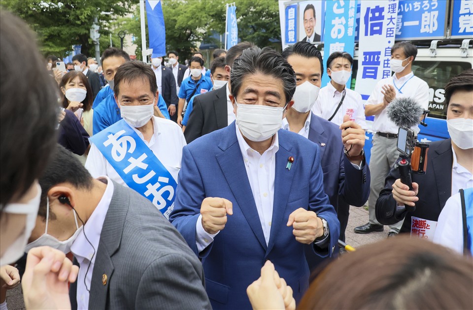 Cựu Thủ tướng Nhật Bản Shinzo Abe (giữa) gặp gỡ những người ủng hộ sau khi ông có bài phát biểu tranh cử cho ứng cử viên Keiichiro Asao của Đảng Dân chủ Tự do (LDP) cầm quyền cho cuộc bầu cử Thượng viện ở Yokohama, ngoại ô Tokyo, ngày 6.7.2022. Ảnh: AFP