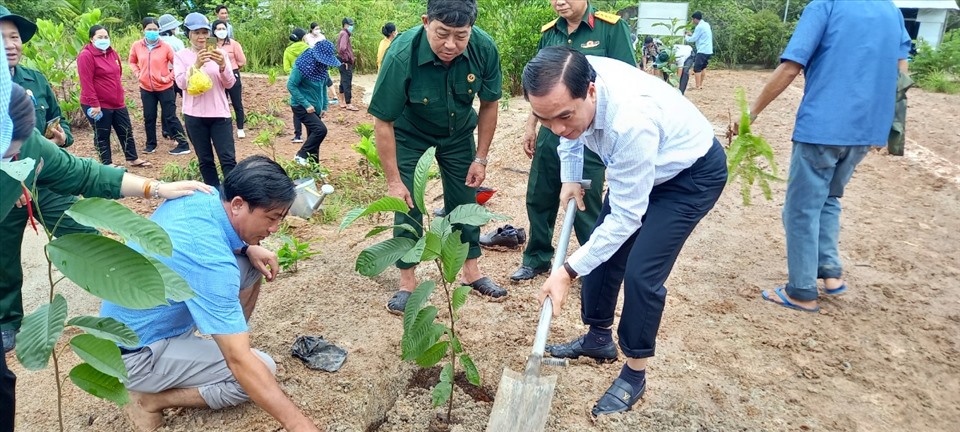 Ông Huỳnh Quang Hưng, Chủ tịch UBND TP. Phú Quốc trồng cây t 40ha đất vi phạm đã được thu hồi tại khu vực ấp Búng Gội. Ảnh: LT