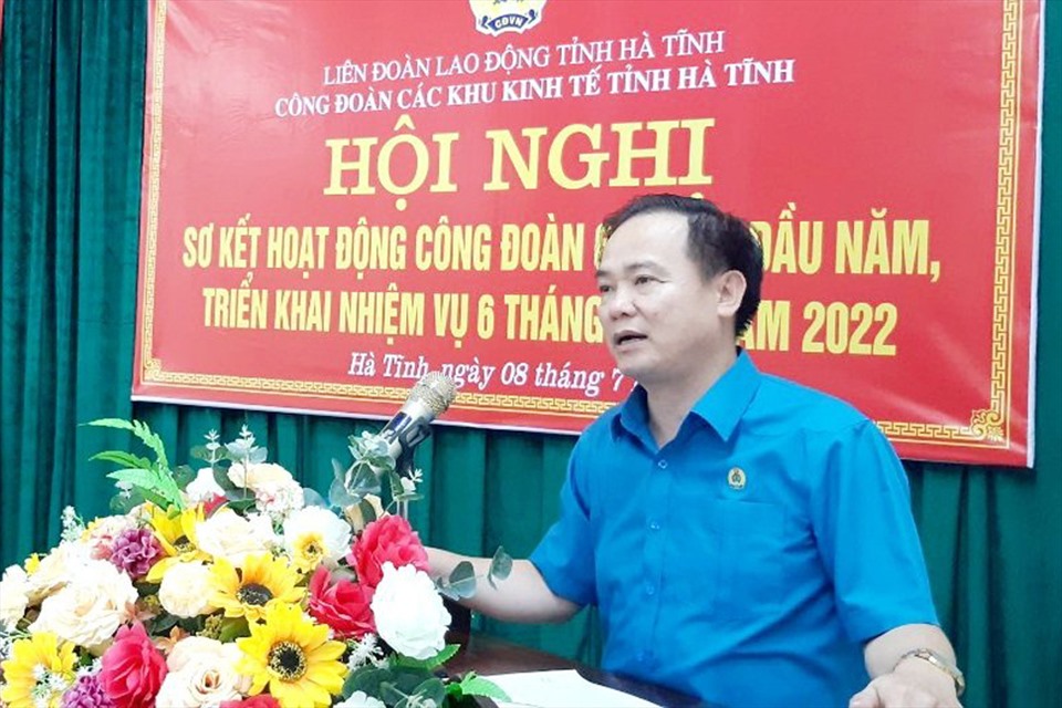 Ông Ngô Đình Vân - Phó Chủ tịch LĐLĐ Hà Tĩnh phát biểu tại hội nghị. Ảnh: CĐ.