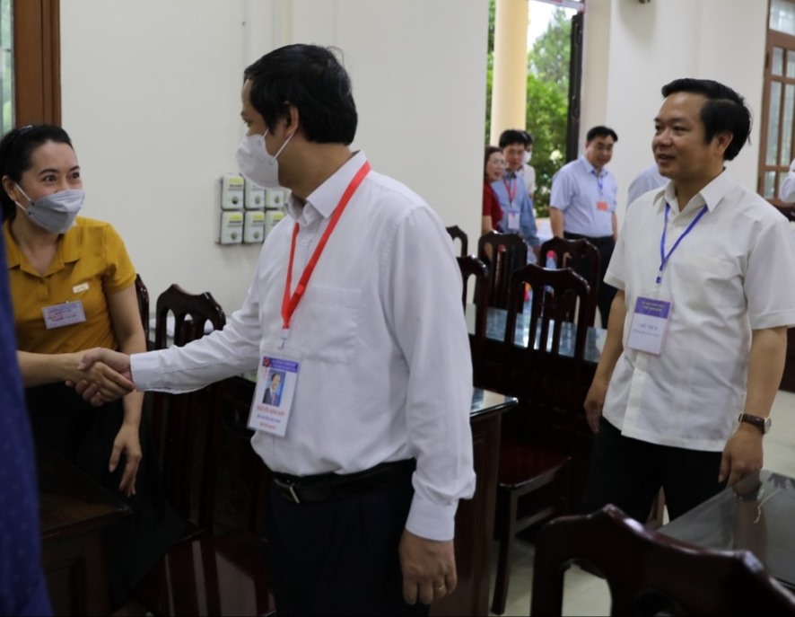 Bộ trưởng Nguyễn Kim Sơn động viên cán bộ làm nhiệm vụ coi thi tại điểm thi Trường THPT Hoa Lư A, tỉnh Ninh Bình. Ảnh: NT