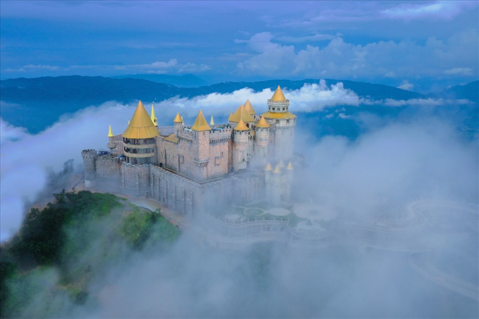 Lâu đài Mặt Trăng đẹp huyền ảo trong sương mây. Ảnh: Hà