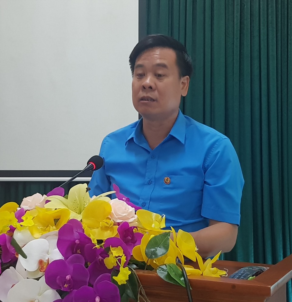 Ông Dương Đức Khanh, Chủ tịch LĐLĐ tỉnh Ninh Bình - Cụm phó Cụm thi đua LĐLĐ các tỉnh đồng bằng sông Hồng chia sẻ một số kinh nghiệm cũng như những khó khăn trong hoạt động công đoàn. Ảnh: NT