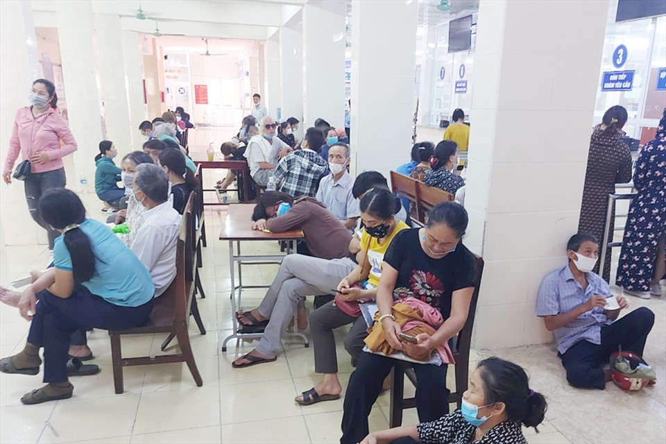Người dân đến khám bệnh tại bệnh viện Đa khoa tỉnh Hà Tĩnh. Ảnh: Trần Tuấn.