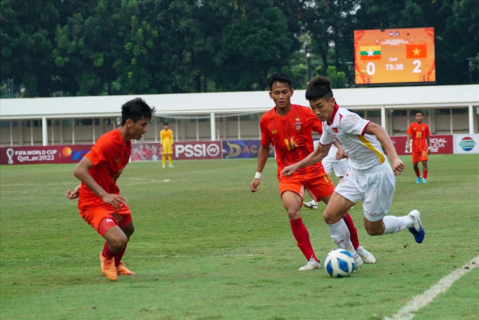 U19 Việt Nam hiện đang dẫn đầu bảng A với 10 điểm, có cùng điểm U19 Thái Lan nhưng xếp trên nhờ hiệu số. Ảnh: VFF