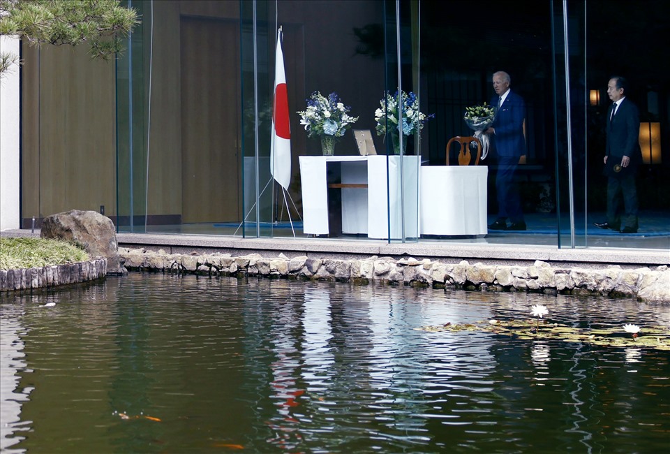 Ông Biden mang một bó hoa đến ghi sổ chia buồn ông Abe Shinzo từ trần tại dinh thự của Đại sứ Nhật Bản ở Washington, DC. Ảnh: AFP