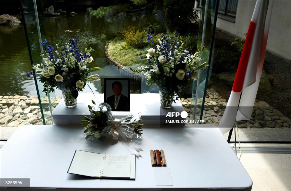 Sổ tang tưởng nhớ cựu Thủ tướng Nhật Bản Abe Shinzo tại nơi ở của Đại sứ Nhật Bản Tomita Koji ở Washington, DC. Ảnh: AFP