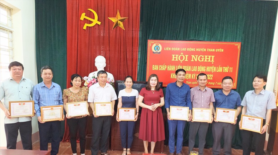 Liên đoàn Lao động huyện Than Uyên trao giấy khen cho các cá nhân tiêu biểu.