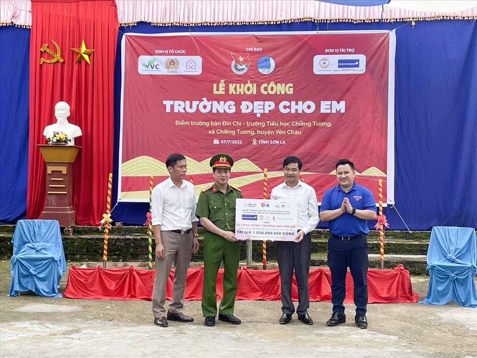 Đại tá Bùi Tuấn Anh, Phó giám đốc Công an tỉnh Sơn La chuyển trao hơn 1 tỷ đồng cho huyện Yên Châu xây dựng 3 trường học cho em.