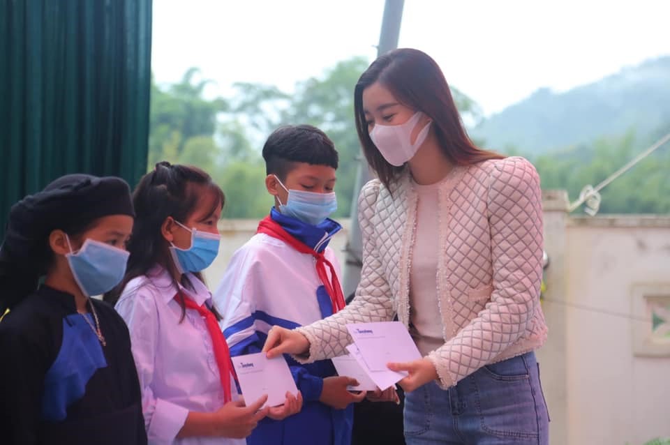 Không chỉ vậy, hoa hậu Việt Nam 2016 còn “ghi điểm” nhờ đời tư trong sạch và chăm chỉ làm từ thiện