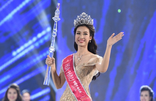 Đỗ Mỹ Linh đăng quang ngôi vị Hoa hậu Việt Nam 2016 năm 20 tuổi. Ảnh: HHVN