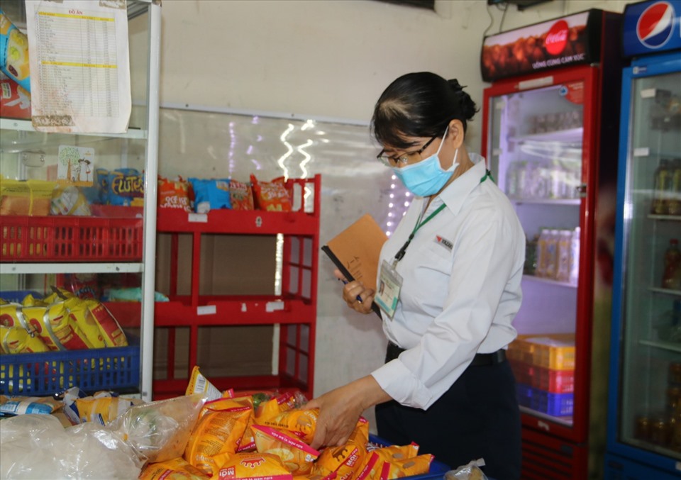 Bà Phạm Thị Tuyết Nhung kiểm tra hàng hóa trong siêu thị.