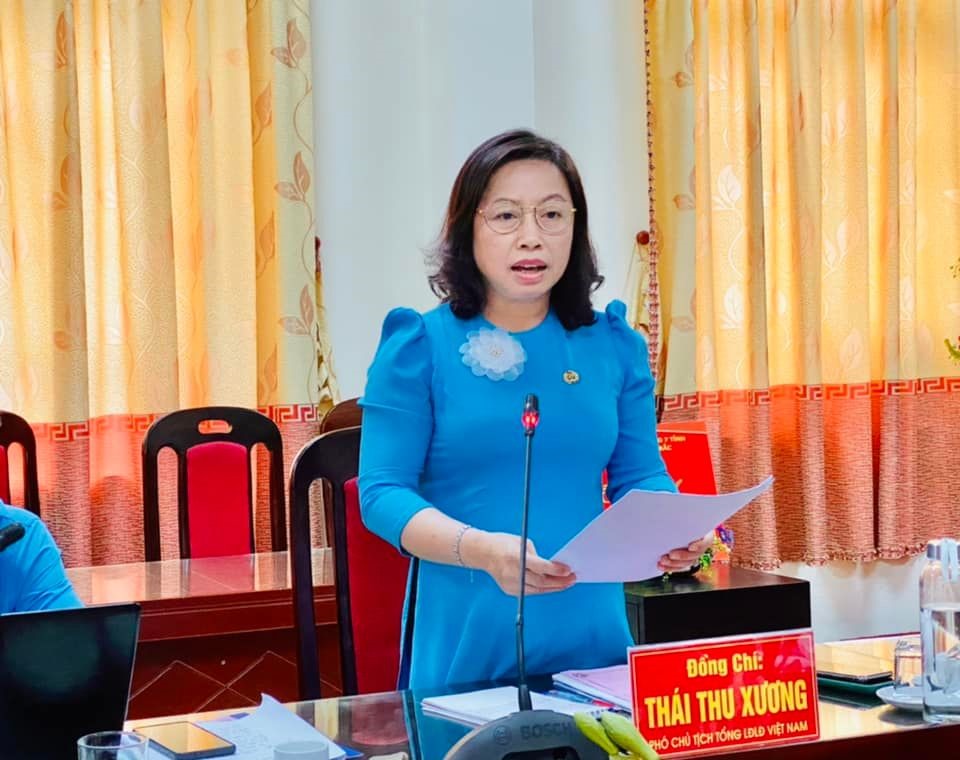 Bà Thái Thu Xương - Phó Chủ tịch Tổng LĐLĐ Việt Nam phát biểu tại hội nghị.