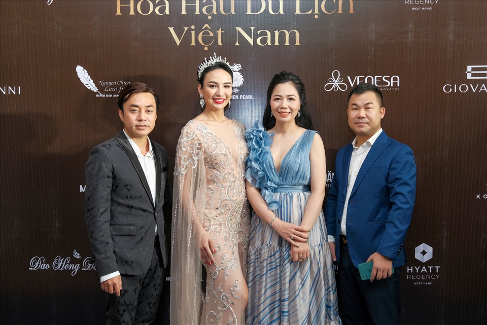 Các hoa hậu, ban giám khảo, doanh nhân xuất hiện trên thảm đỏ công bố “Hoa hậu Du lịch Việt Nam 2022“. Ảnh: BTC.