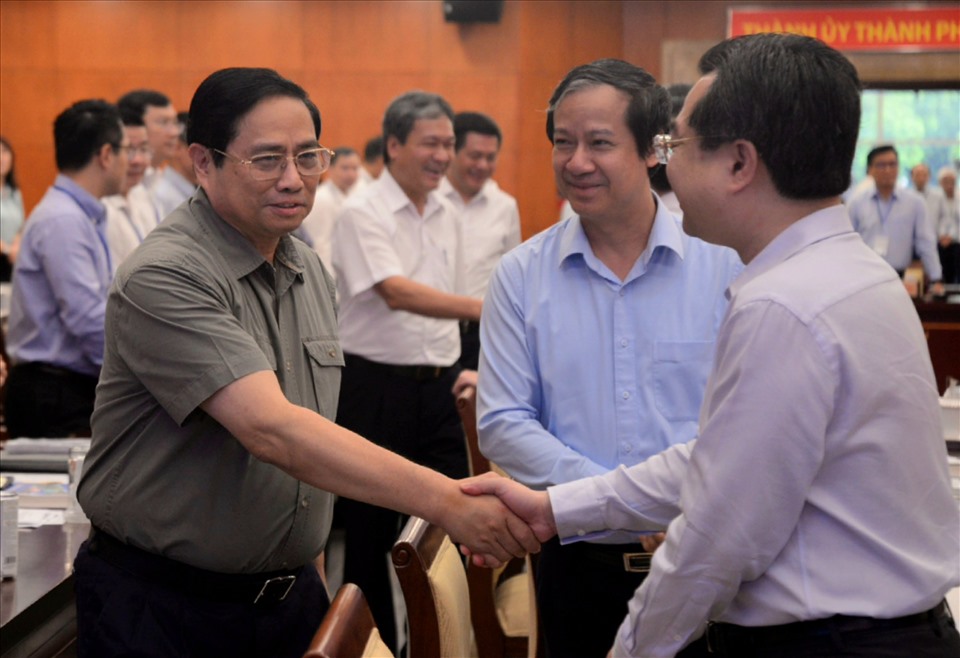 Thủ tướng Phạm Minh Chính thăm hỏi các đại biểu tham dự hội nghị.  Ảnh: Minh Quân