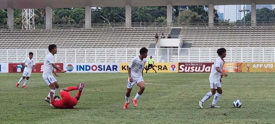 U19 Lào thi đấu áp đảo trước U19 Singapore (áo đỏ). Ảnh: AFF