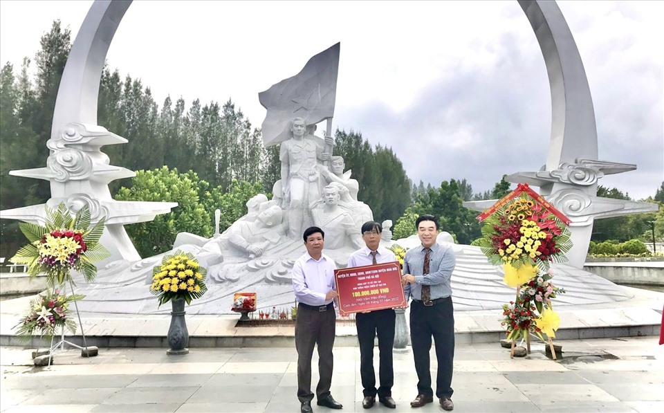 Đoàn công tác đã trao hỗ trợ tôn tạo khu tưởng niệm và thăm hỏi gia đình thân nhân liệt sĩ, cán bộ công nhân viên làm việc tại khu tưởng niệm Gạc Ma.