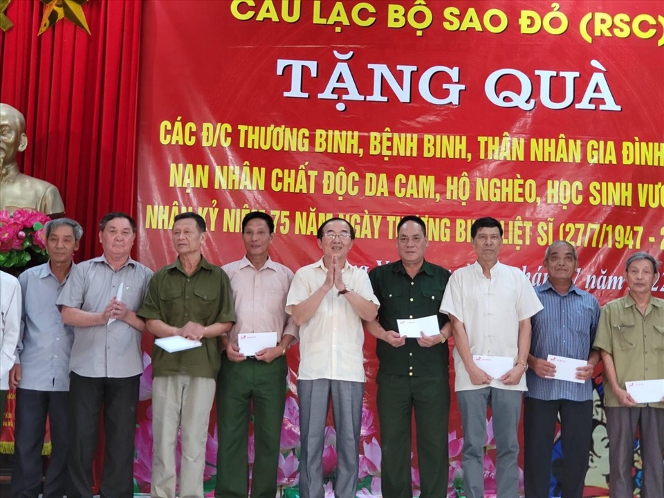 Đồng chí Trần Thư Chủ tịch CLB Sao đỏ trao quà cho các thương binh và thân nhân các gia đình liệt sĩ