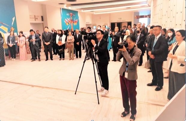 Khách tham dự khai mạc“Triển lãm ảnh về các cộng đồng dân tộc và tôn giáo tại Việt Nam: Hòa hợp trong Đa dạng” tại trụ sở Liên Hợp Quốc tại Geneva. Ảnh: Thanh Hà