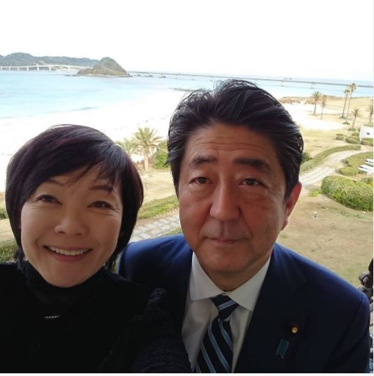 Vợ chồng ông Abe Shinzo thường chia sẻ ảnh hạnh phúc cùng nhau trên mạng xã hội. Ảnh: Instagram