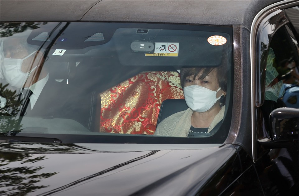 Vợ ông Abe Shinzo trên xe đưa thi thể chồng trở về nhà ở Tokyo ngày 9.7. Ảnh: AFP