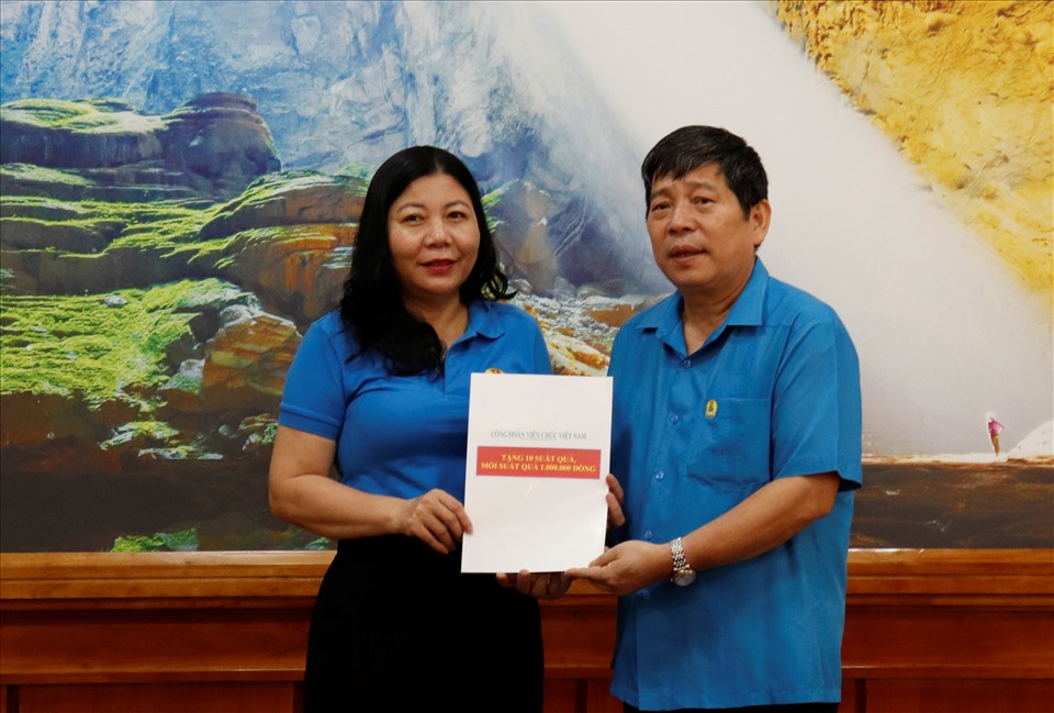 Công đoàn Viên chức Việt Nam tặng 10 phần quà cho các gia đình chính sách thuộc Công đoàn Viên chức Quảng Bình. Ảnh: Đức Tuấn