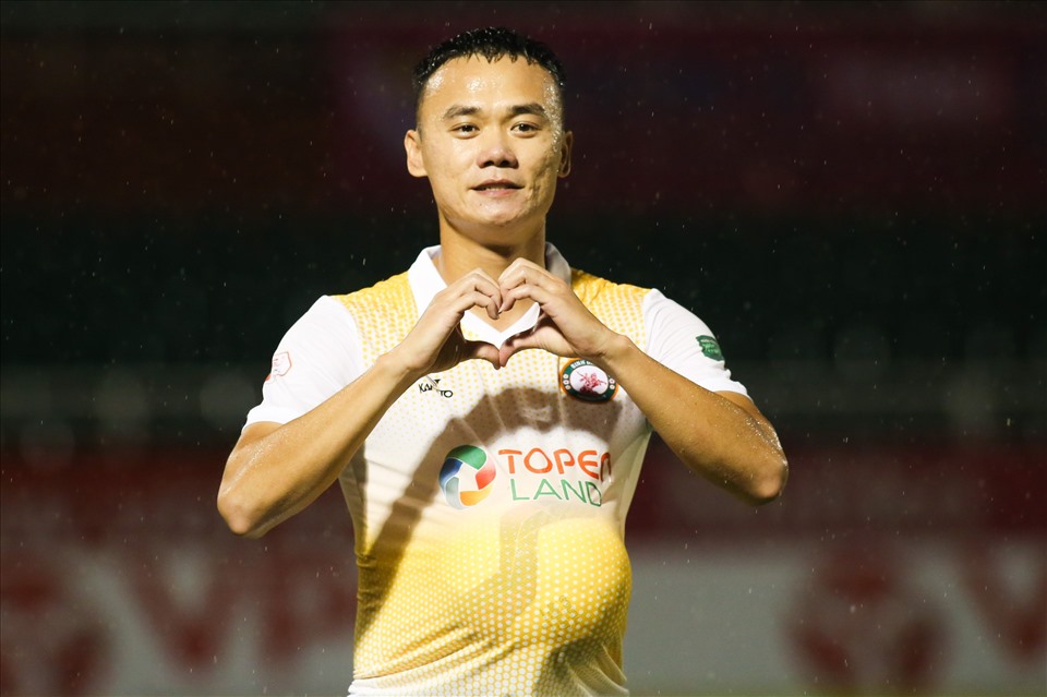 Nguyễn Xuân Nam đã ghi bàn không hợp lệ cho đội Bình Định. Ảnh: Thanh Vũ
