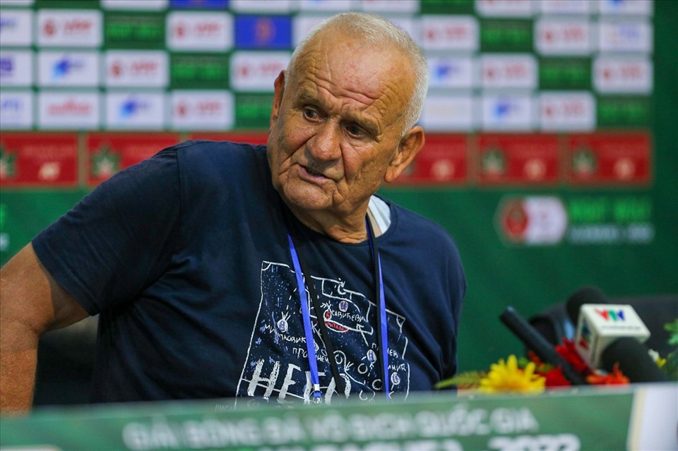 Huấn luyện viên Petrovic không hài lòng với công tác trọng tài trong trận đấu giữa Thanh Hoá và Nam Định. Ảnh: T.V