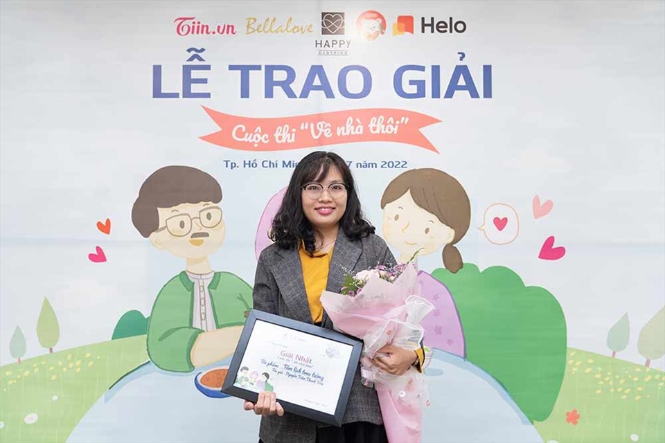 Tác giả Nguyễn Trần Thanh Trúc xúc động khi nhận giải thưởng. Ảnh: BTC