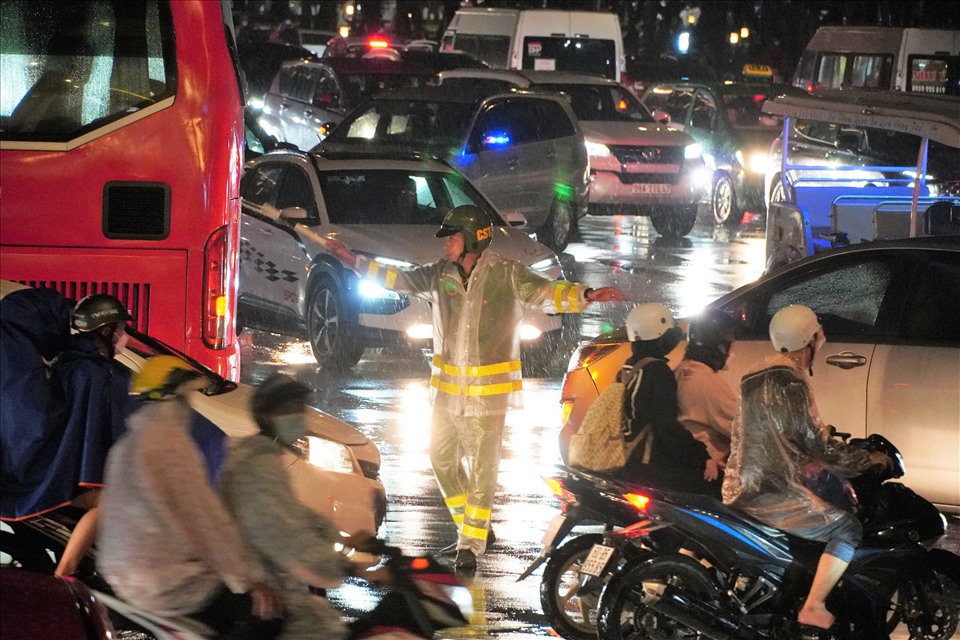 Lực lượng CSGT dầm mưa điều tiết từ 18h tối, nhưng vẫn xảy ra ùn tắc do quá đông phương tiện.