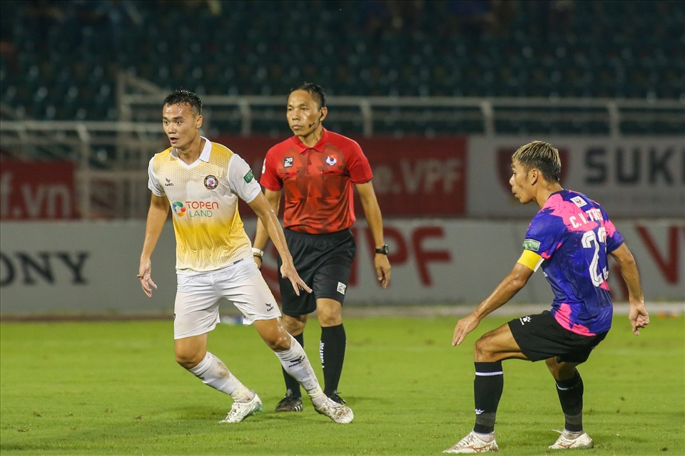 Trọng tài chính Nguyễn Ngọc Châu có quyết định sai lầm ở bàn thua của đội Sài Gòn.