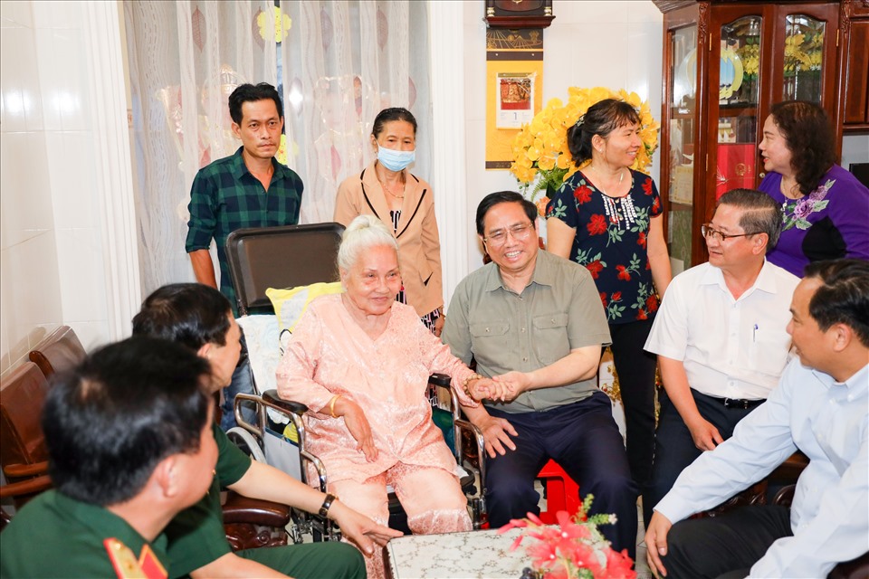 Thủ tướng Phạm Minh Chính thăm Mẹ Việt Nam anh hùng Lê Thị Bình (81 tuổi).