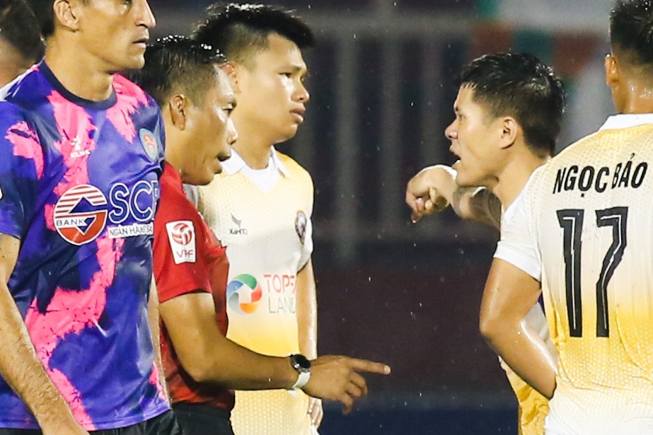 Các cầu thủ Bình Định cho rằng trận đấu cần được kéo dài thêm. Thời gian bù giờ của hiệp 2 là 3 phút, tuy nhiên, phần lớn thời gian bù giờ bị gián đoạn vì cầu thủ đội Sài Gòn nằm sân và thay người.