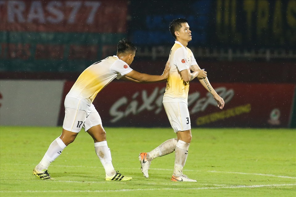 Các đồng đội phải căn ngang đội trưởng Dương Thanh Hào khi cầu thủ này phản ứng gây gắt với trọng tài Nguyễn Ngọc Châu.