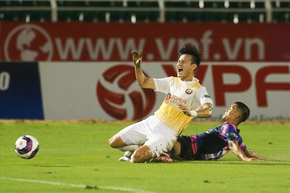 Trận đấu giữa Sài Gòn và Bình Định diễn ra gây cấn với nhiều tính huống va chạm trong suốt thời gian thi đấu.