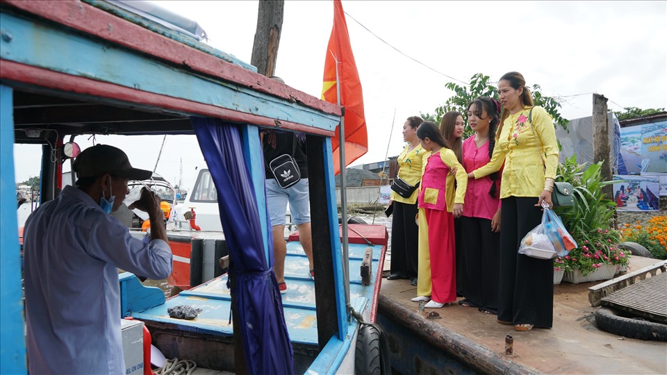 Ngày hội năm nay có nhiều hoạt động phong phú, hấp dẫn như: diễu hành tàu trên sông; trưng bày thuyền hoa và trang trí ghe, tàu, bè nổi,...