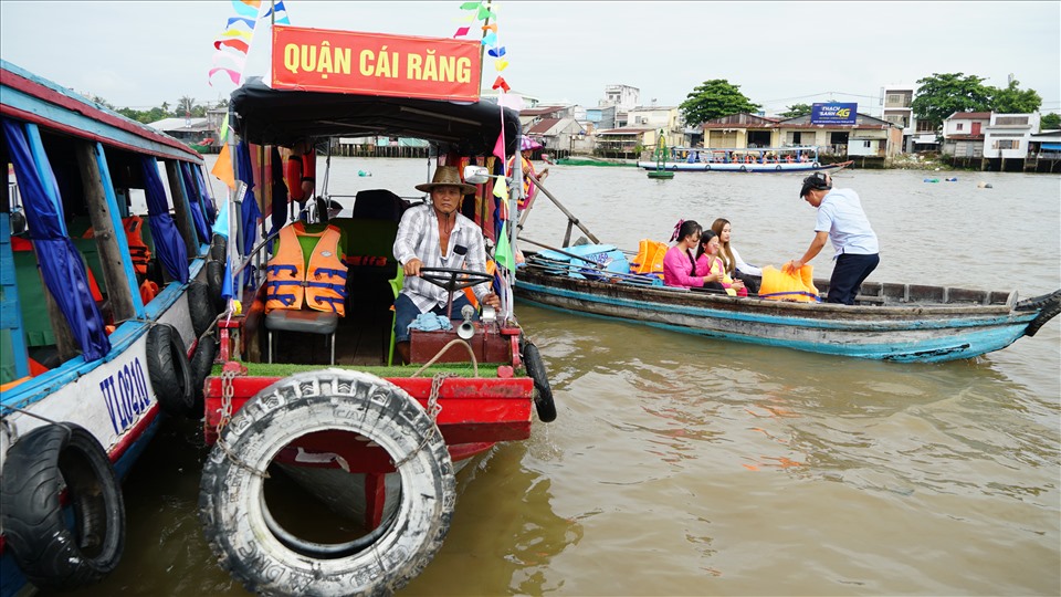 Trong 3 ngày diễn ra ngày hội còn có nhiều chương trình biểu diễn đờn ca tài tử trên chợ nổi Cái Răng. Bên cạnh đó là các hoạt động an sinh xã hộ dành cho bà con tiểu thương, hoạt động vớt rác trên sông…