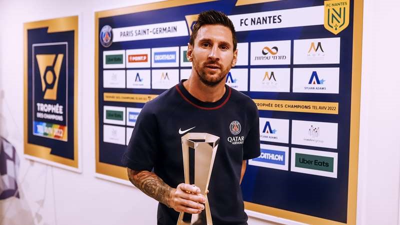 Messi còn được trao giải Cầu thủ xuất sắc nhất trận Siêu cúp Pháp. Ảnh: AFP