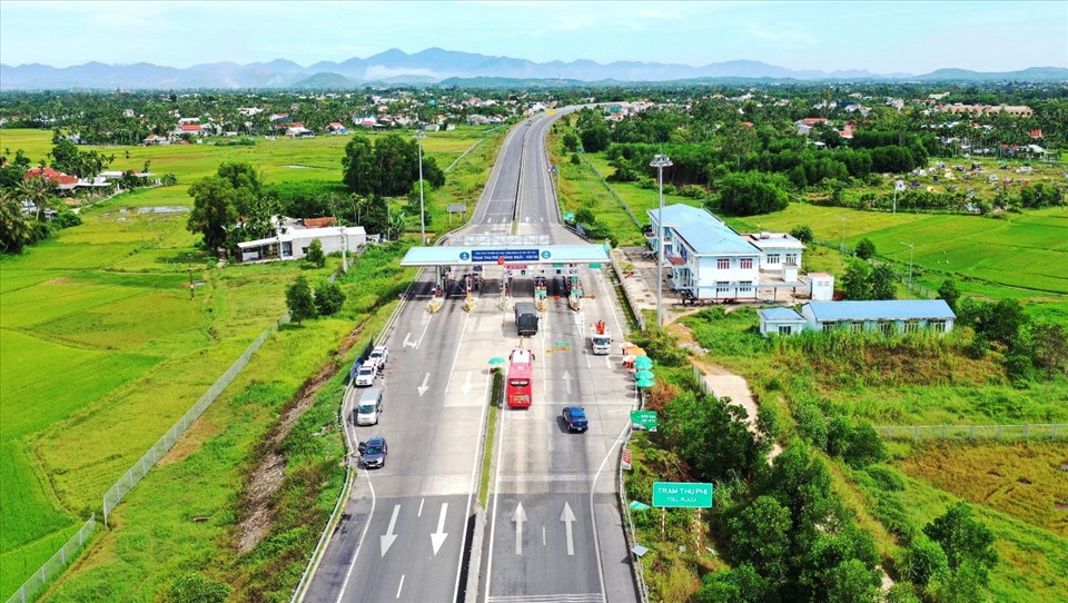 Ghi nhận trong ngày đầu thu phí không dừng ở trạm thu phí Quảng Ngãi Km 130, có ít xe lưu thông qua lại, không xảy ra ùn ứ.