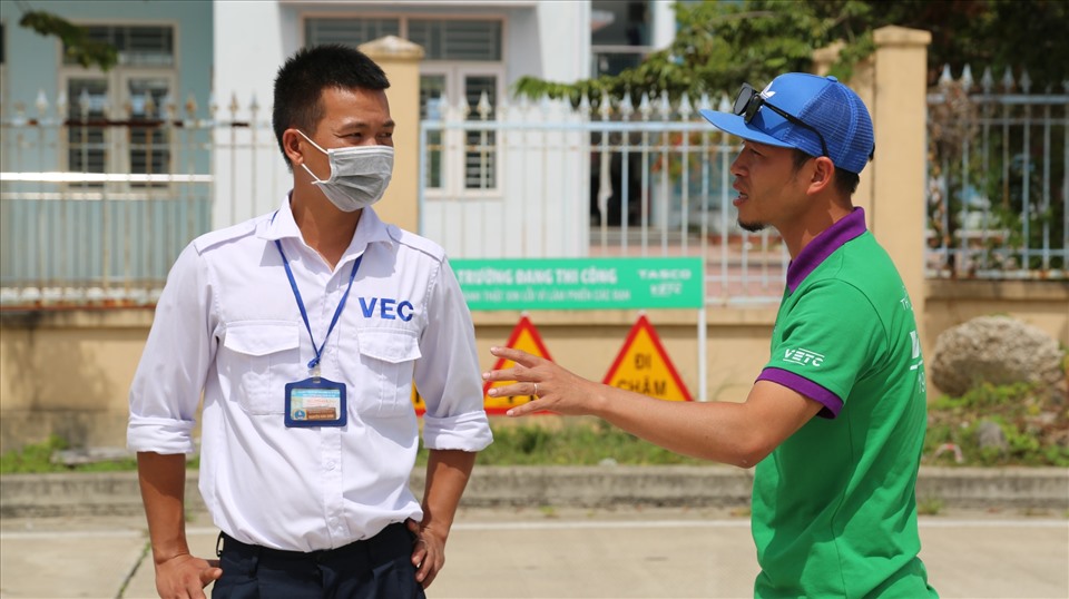Đại diện VETC (áo xanh) đi dọc tuyến cao tốc Đà Nẵng- Quảng Ngãi để hướng dẫn cho nhân viên tại các trạm thu phí cách thức vận hành hệ thống mới.