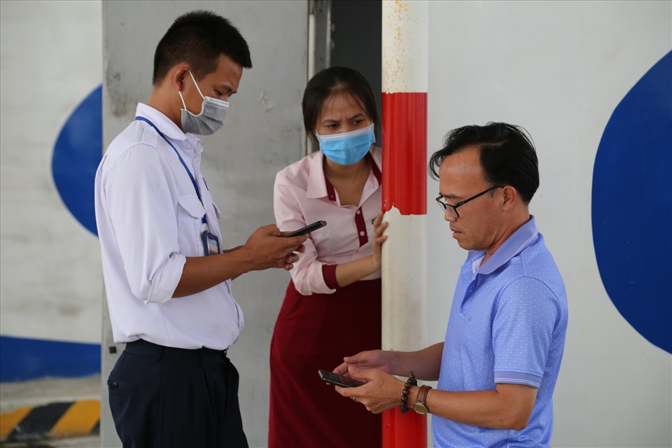 Anh Lê Hoàng Minh ở Đà Nẵng phải xuống xe để cung cấp thông tin cho nhân viên trạm, chứng minh mình đã đóng đủ tiền vào tài khoản.