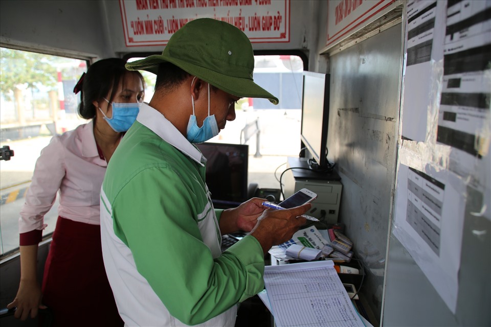Nhân viên Trạm thu phí bắc Quảng Ngãi tranh thủ xử lý các sự cố không nhận diện được thẻ ETC, đảm bảo cho khách hàng được qua trạm hanh thông.