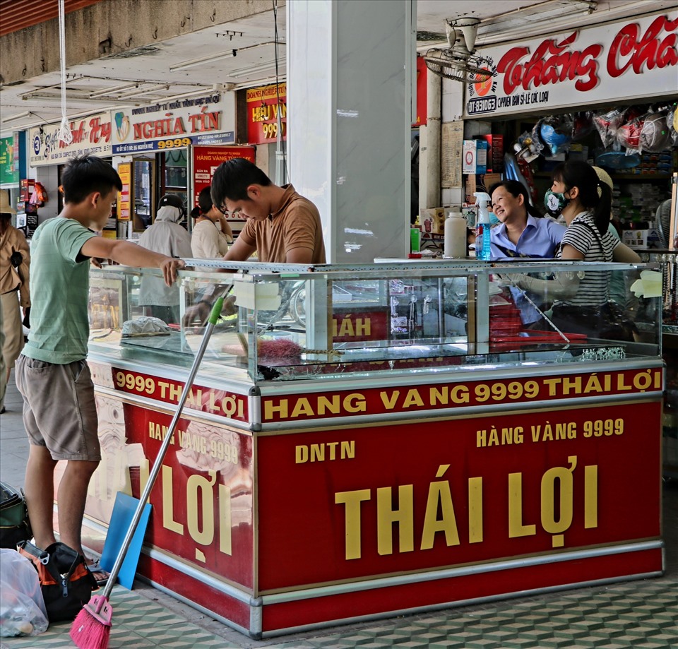 Sau vụ cướp, tiệm vàng Thái Lợi đang khắc phục hư hỏng để chuẩn bị trở lại buôn bán. Ảnh: PĐ